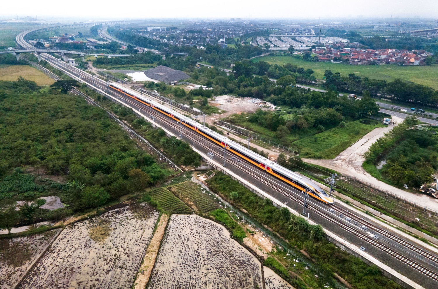 高速铁路综合检测车行驶在雅万高铁试验段（无人机照片）。.jpg