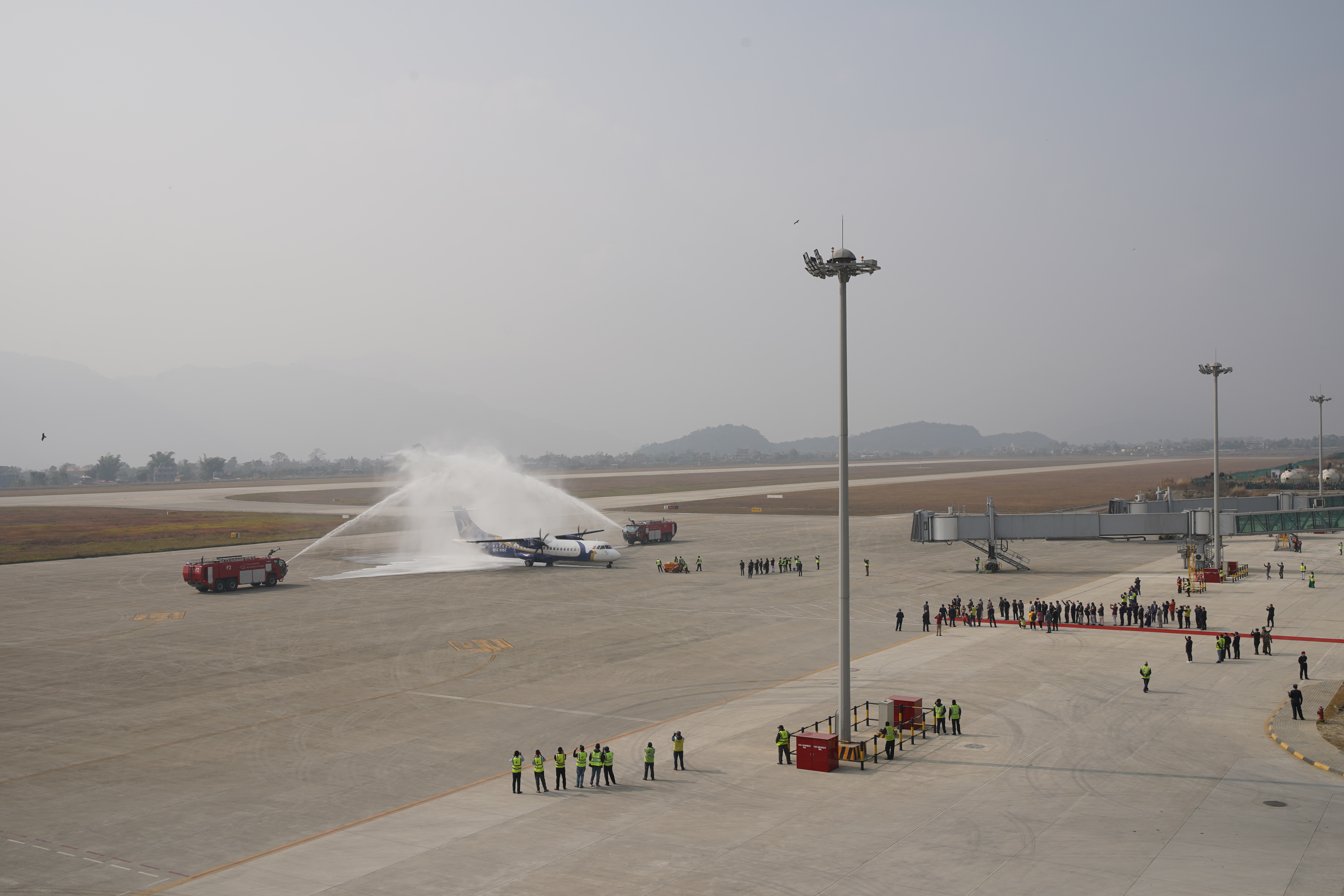 1月1日，一架飞机在尼泊尔博克拉国际机场通过水门。.jpg